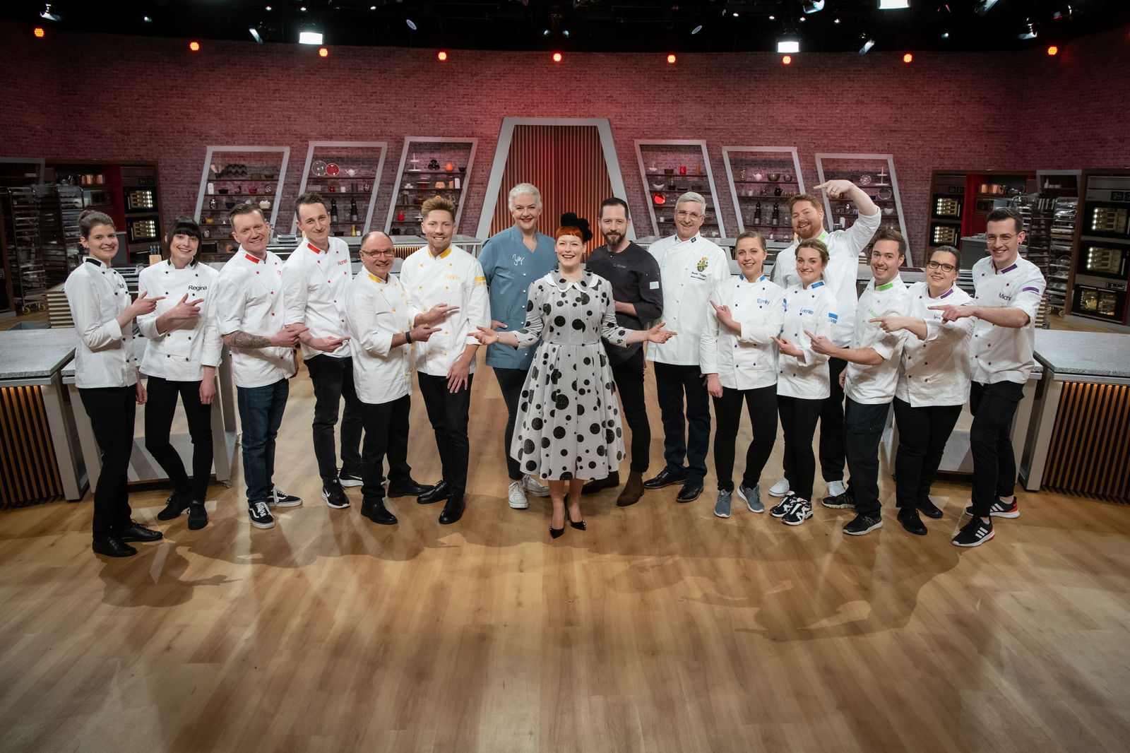 Enie van de Meiklokjes mit ihrem Team und den Kandidaten bei „Das große Backen – Die Profis“