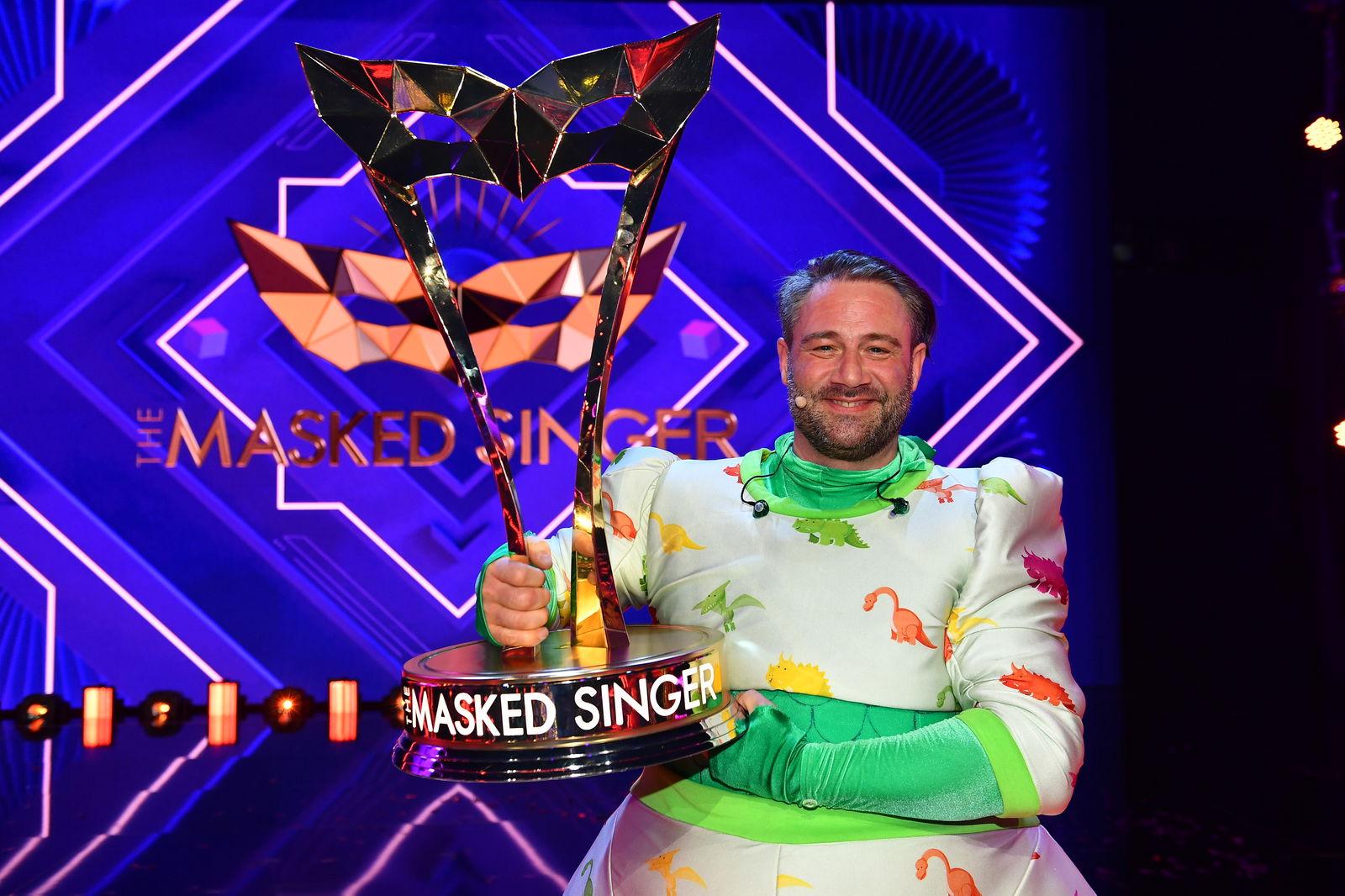 Sänger Sasha als Dinosaurier bei "The Masked Singer"