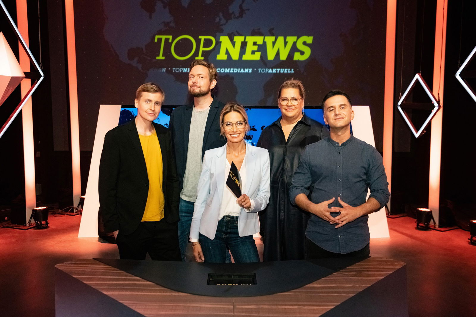 Till Reiners, Bastian Bielendorfer, Moderatorin Sarah Valentina Winkhaus, Ilka Bessin, Özcan Cosar