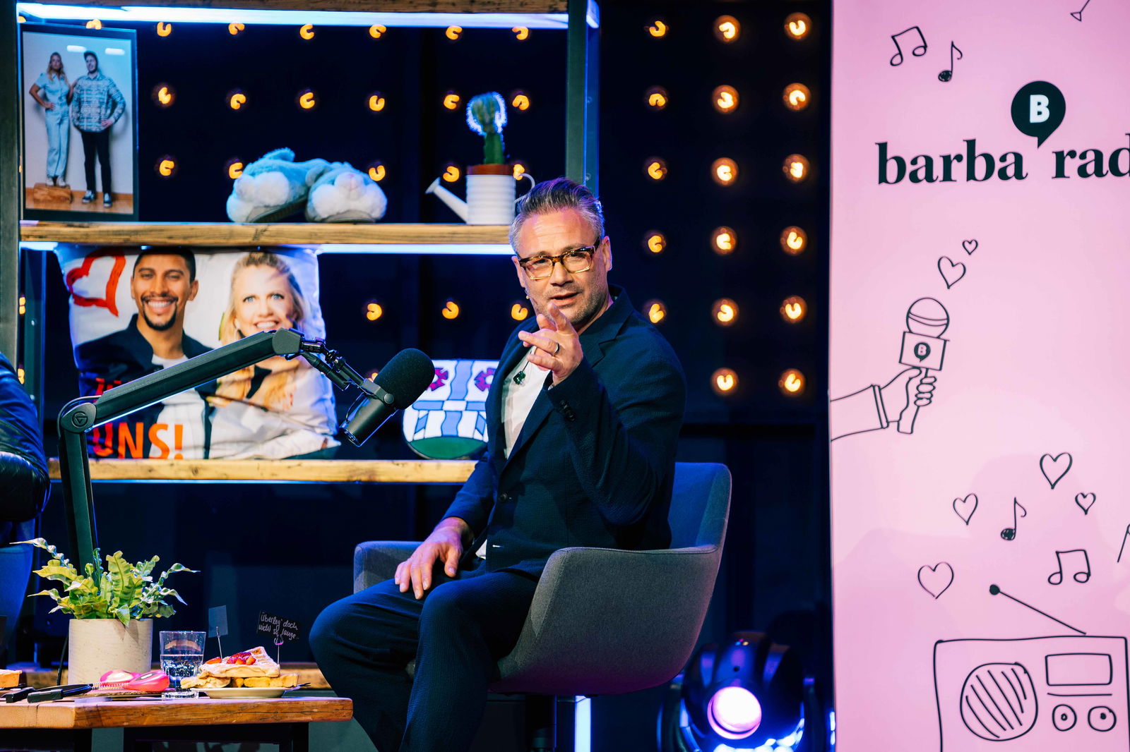 Live Podcast "Mit den Waffeln einer Frau" am 17. April 2023 im Mojo Club in Hamburg mit Barbara Schöneberger, Guido Maria Kretschmer & Sasha