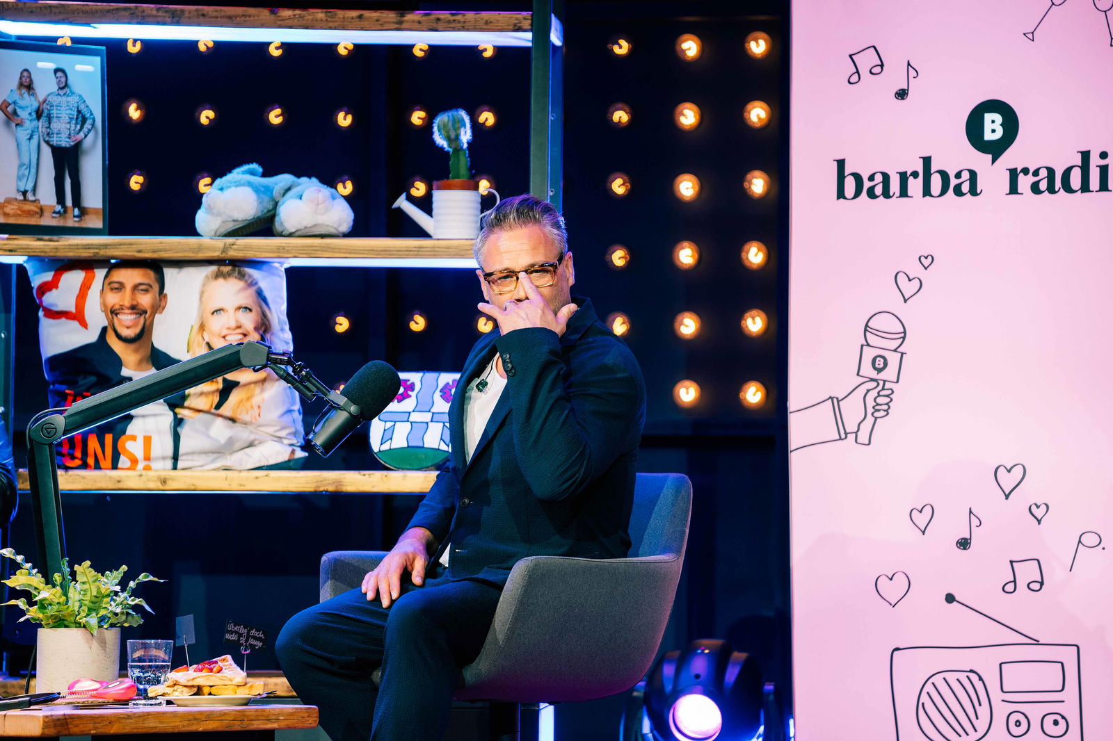 Live Podcast "Mit den Waffeln einer Frau" am 17. April 2023 im Mojo Club in Hamburg mit Barbara Schöneberger, Guido Maria Kretschmer & Sasha