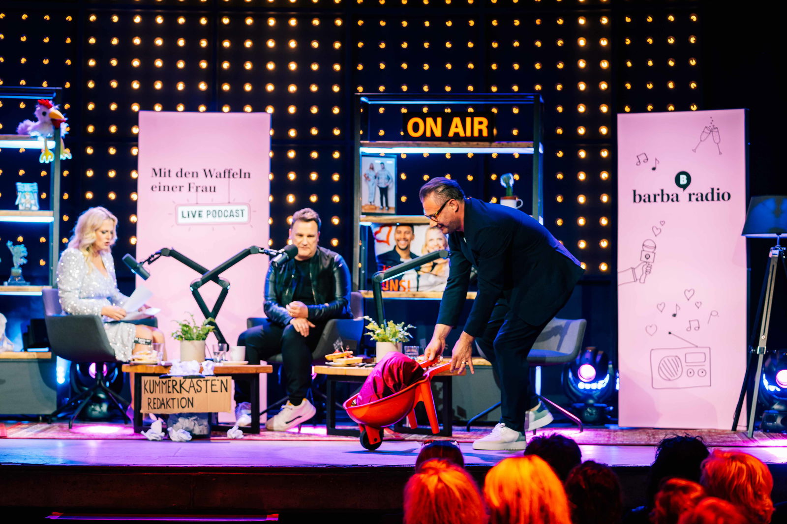 Live Podcast "Mit den Waffeln einer Frau" am 17. April 2023 im Mojo Club in Hamburg mit Barbara Schöneberger, Guido Maria Kretschmer & Sasha