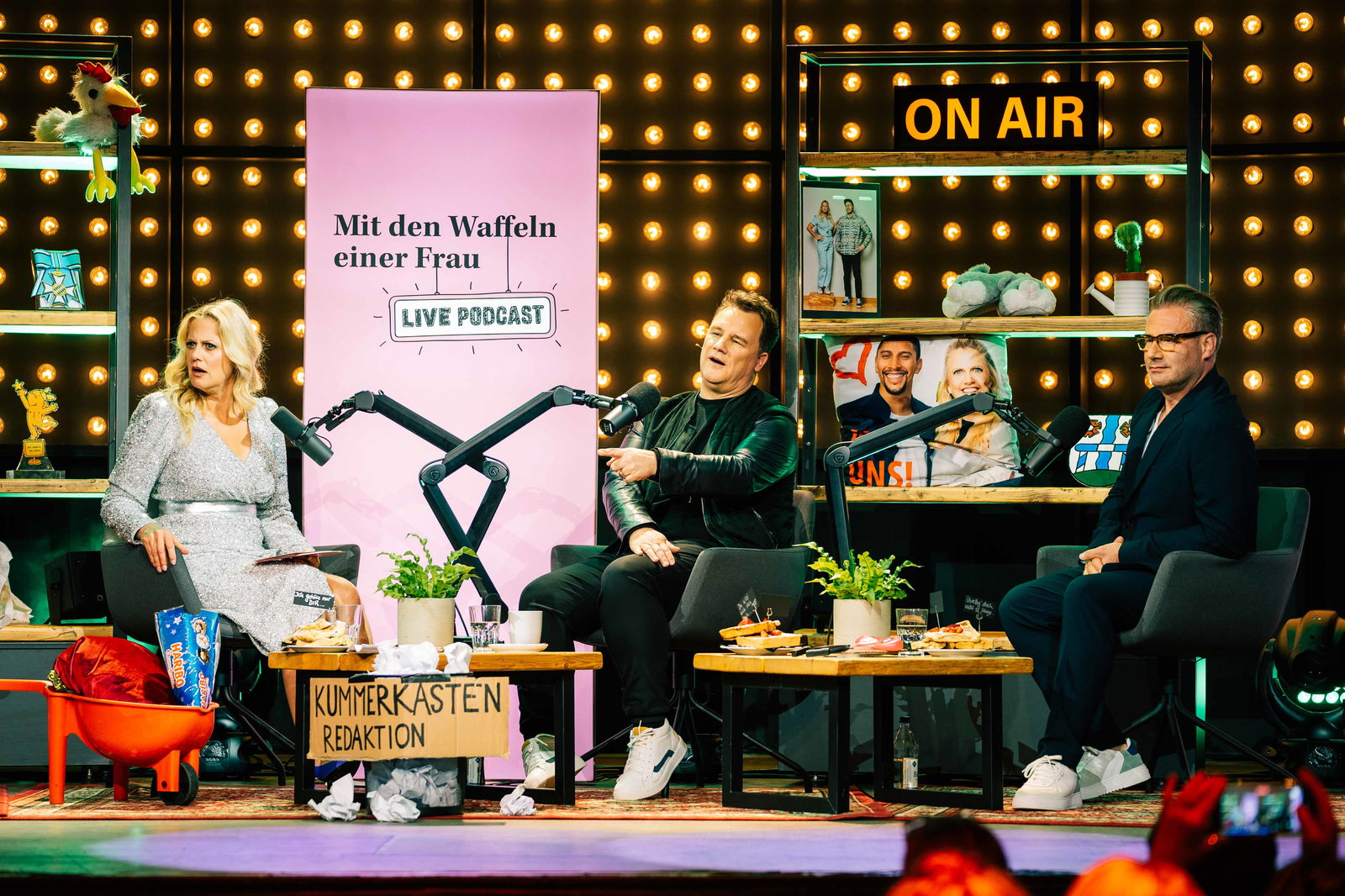 Live Podcast "Mit den Waffeln einer Frau" am 17. April 2023 im Mojo Club in Hamburg mit Barbara Schöneberger, Guido Maria Kretschmer & Sasha