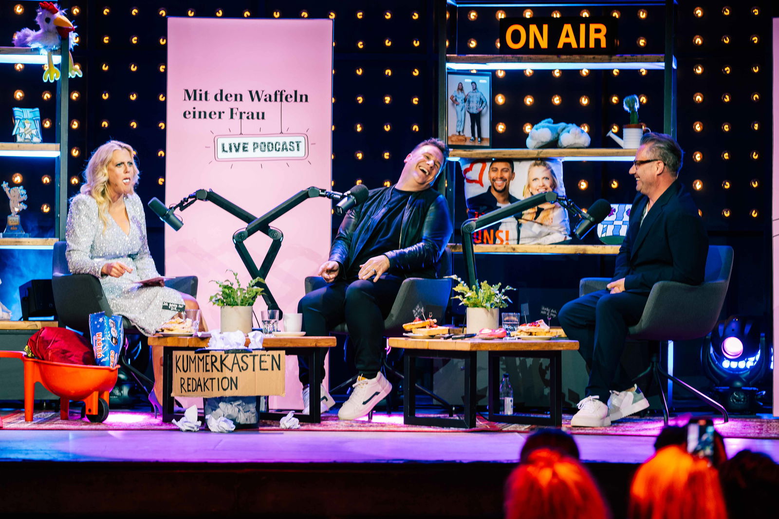 Live Podcast "Mit den Waffeln einer Frau" am 17. April 2023 im Mojo Club in Hamburg mit Barbara Schöneberger, Guido Maria Kretschmer & Sasha