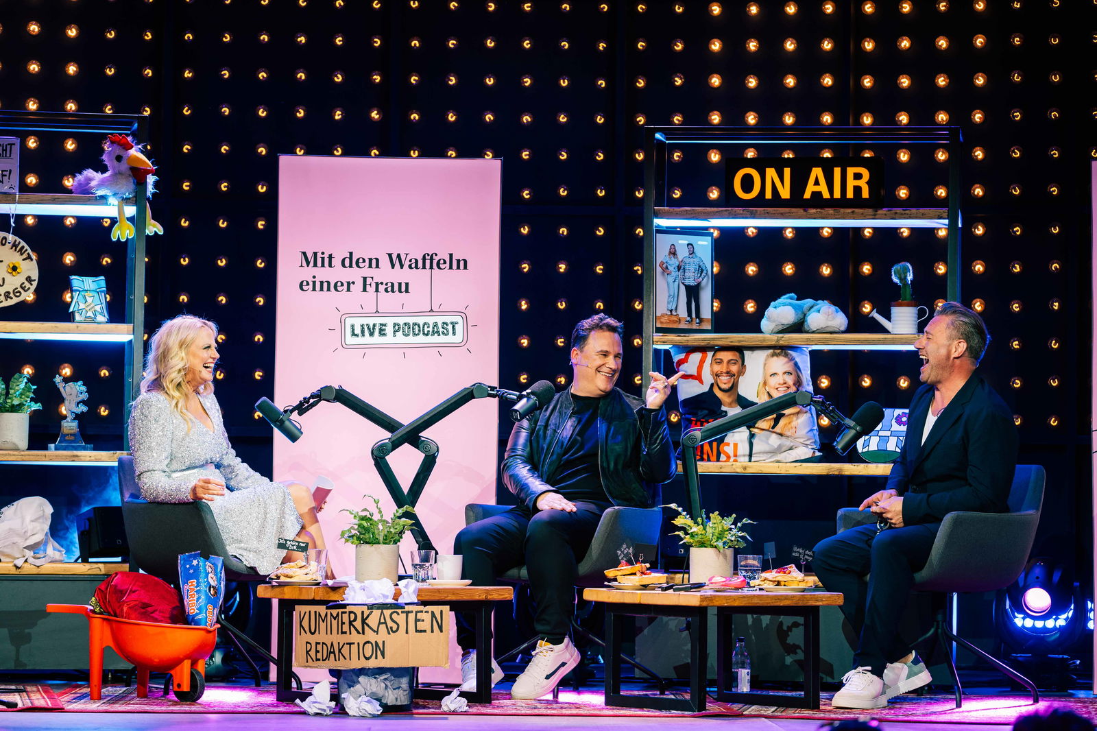 Live Podcast "Mit den Waffeln einer Frau" am 17. April 2023 im Mojo Club in Hamburg mit Barbara Schöneberger, Guido Maria Kretschmer & Sasha