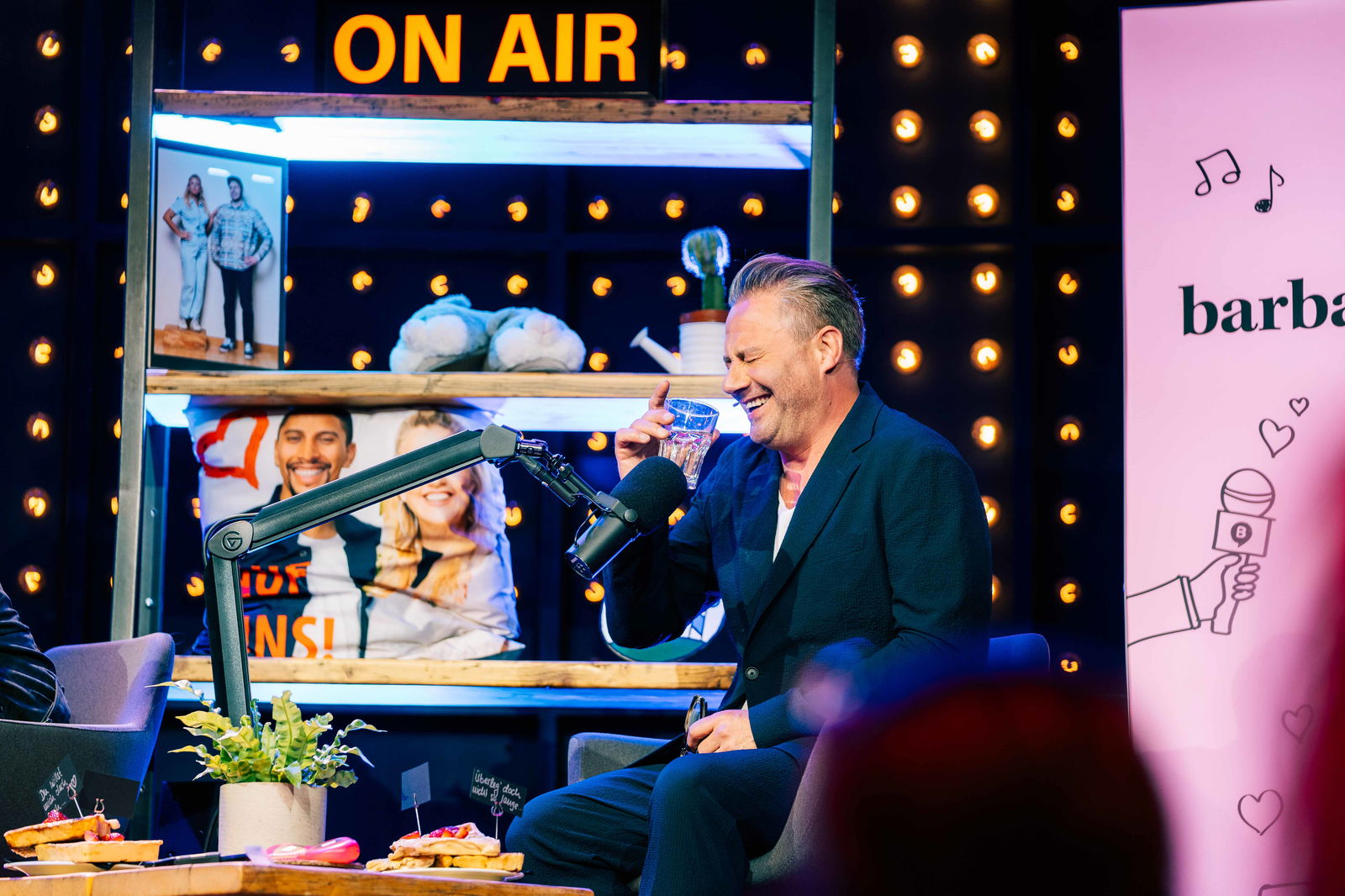 Live Podcast "Mit den Waffeln einer Frau" am 17. April 2023 im Mojo Club in Hamburg mit Barbara Schöneberger, Guido Maria Kretschmer & Sasha