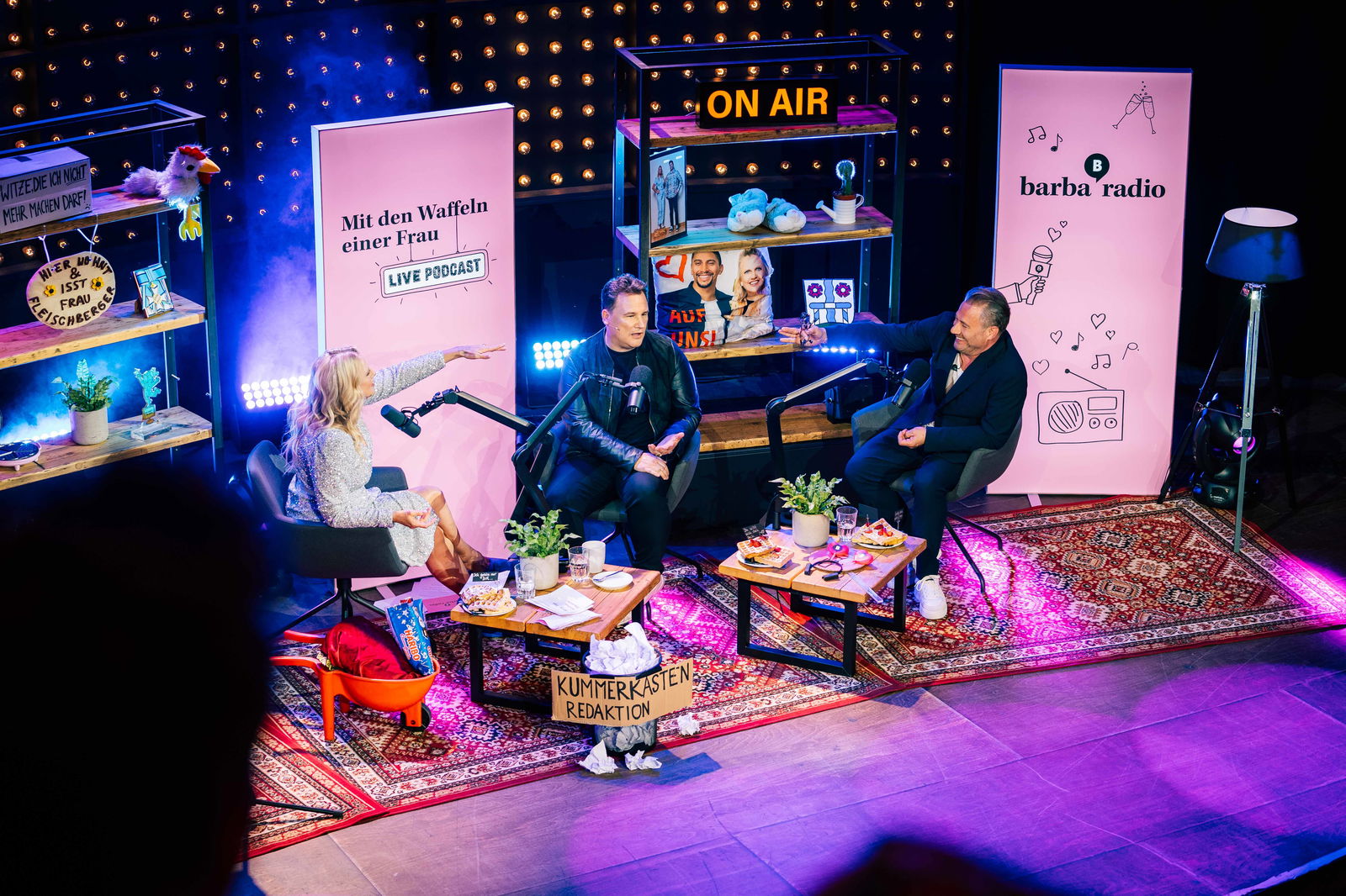 Live Podcast "Mit den Waffeln einer Frau" am 17. April 2023 im Mojo Club in Hamburg mit Barbara Schöneberger, Guido Maria Kretschmer & Sasha