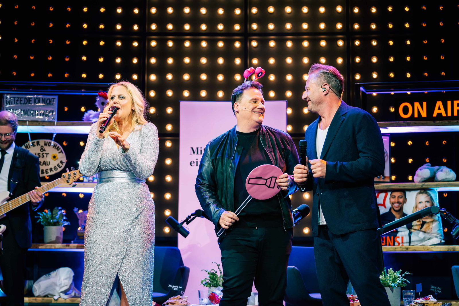 Live Podcast "Mit den Waffeln einer Frau" am 17. April 2023 im Mojo Club in Hamburg mit Barbara Schöneberger, Guido Maria Kretschmer & Sasha