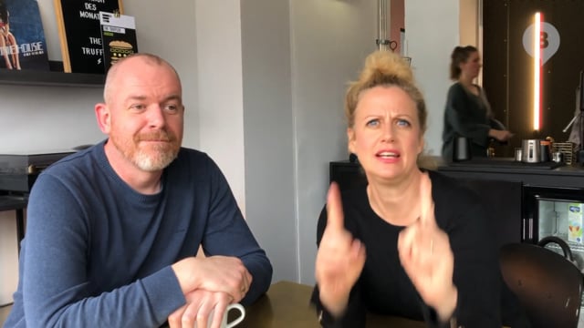 Barbara Schöneberger erklärt einen Podcast